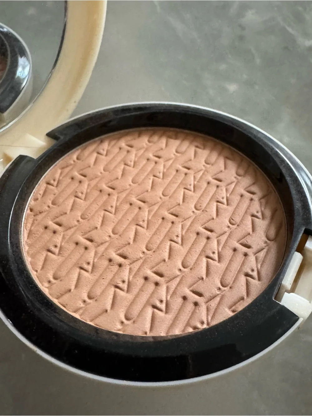 MAC Studio Careblend Pressed Gold Glow Lightly Powder